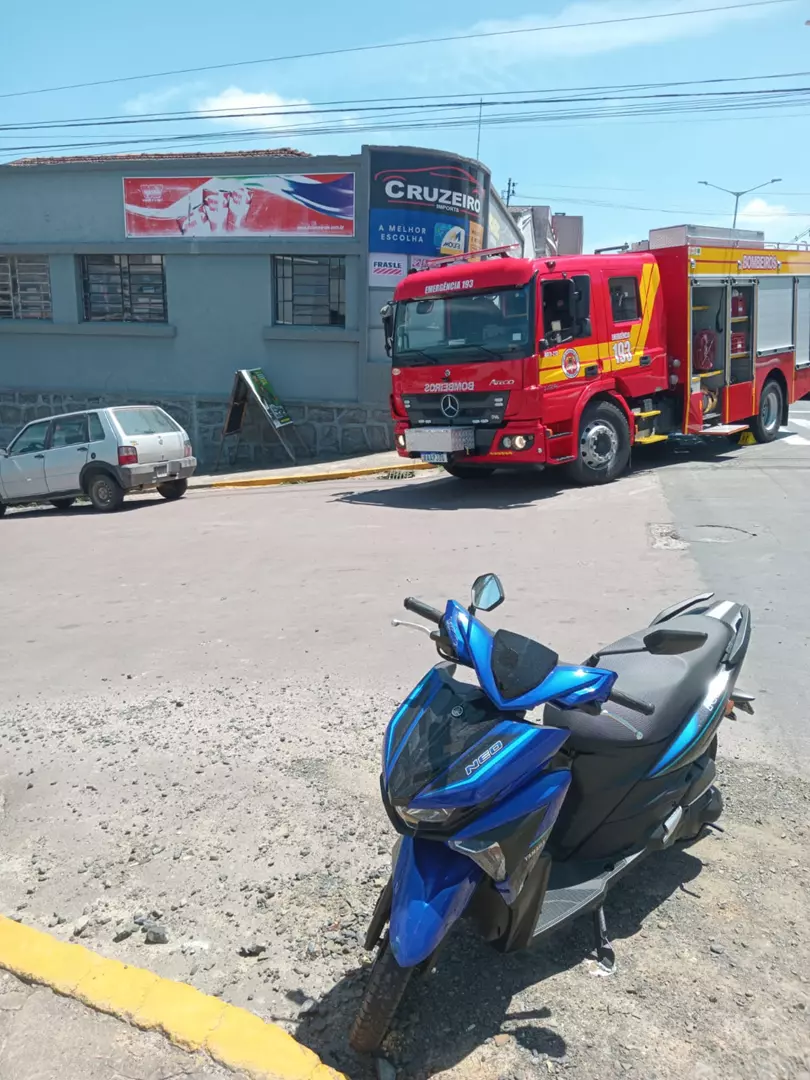 Colisão entre carro e moto deixa uma mulher ferida em Mafra